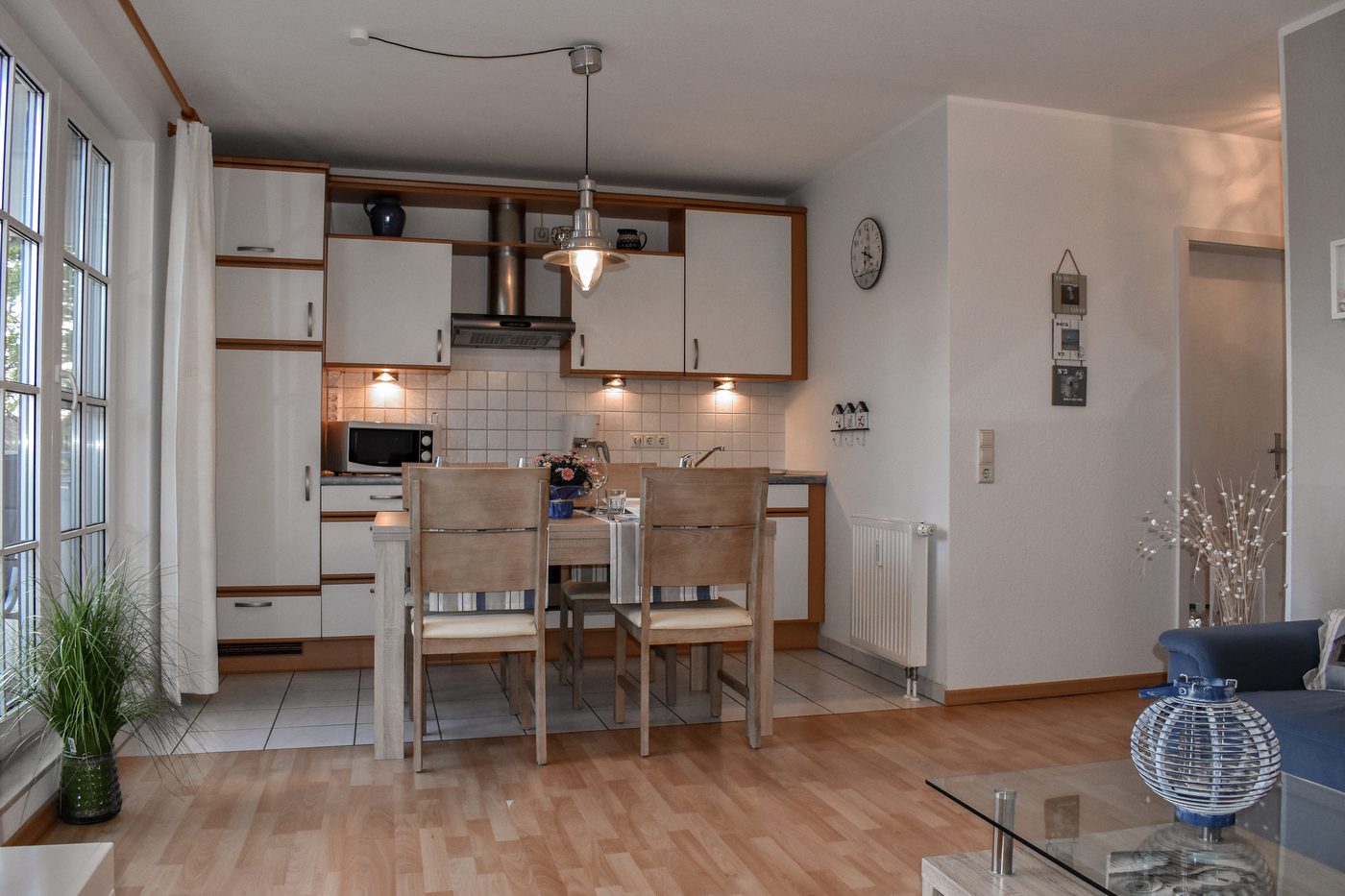 Komplett ausgestattete Küche der Ferienwohnung de Strandläufer in Zingst