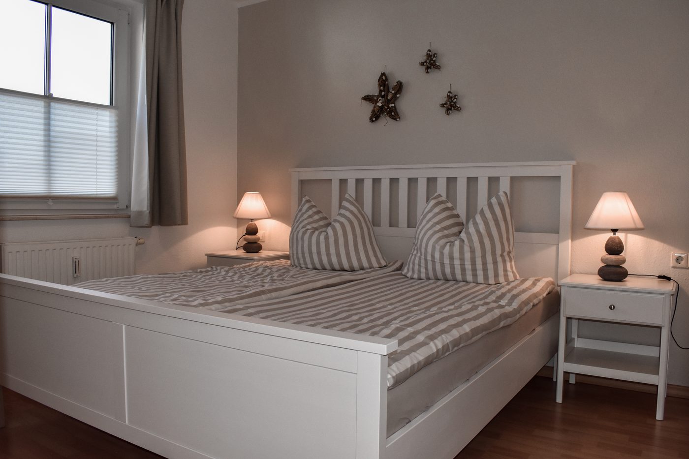 Gemütliches Schlafzimmer mit Doppelbett in der Ferienwohnung de Strandläufer Zingst