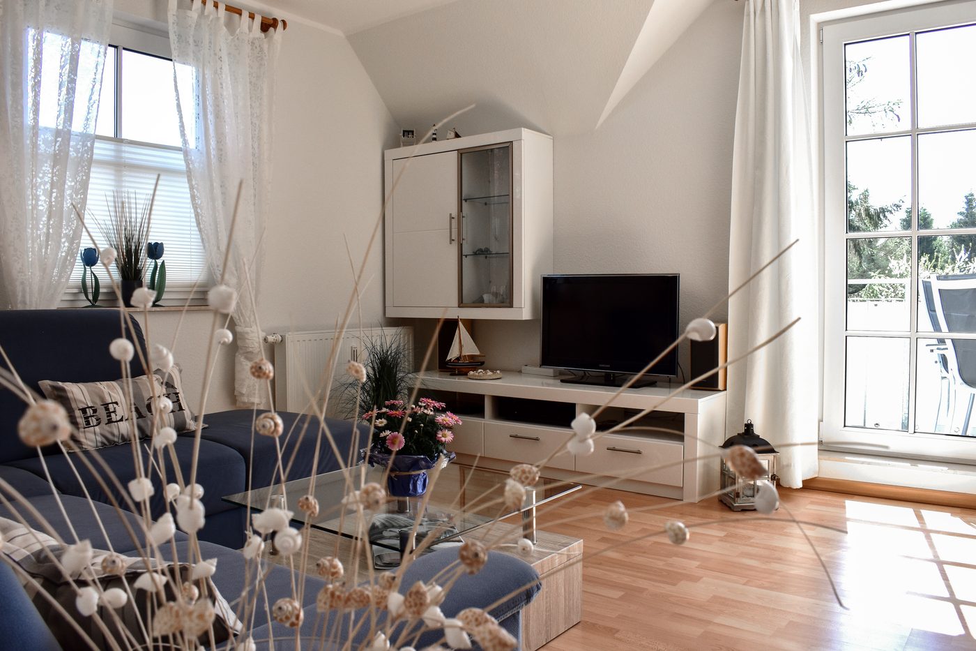 Helles Wohnzimmer der Ferienwohnung de Strandläufer in Zingst an der Ostsee